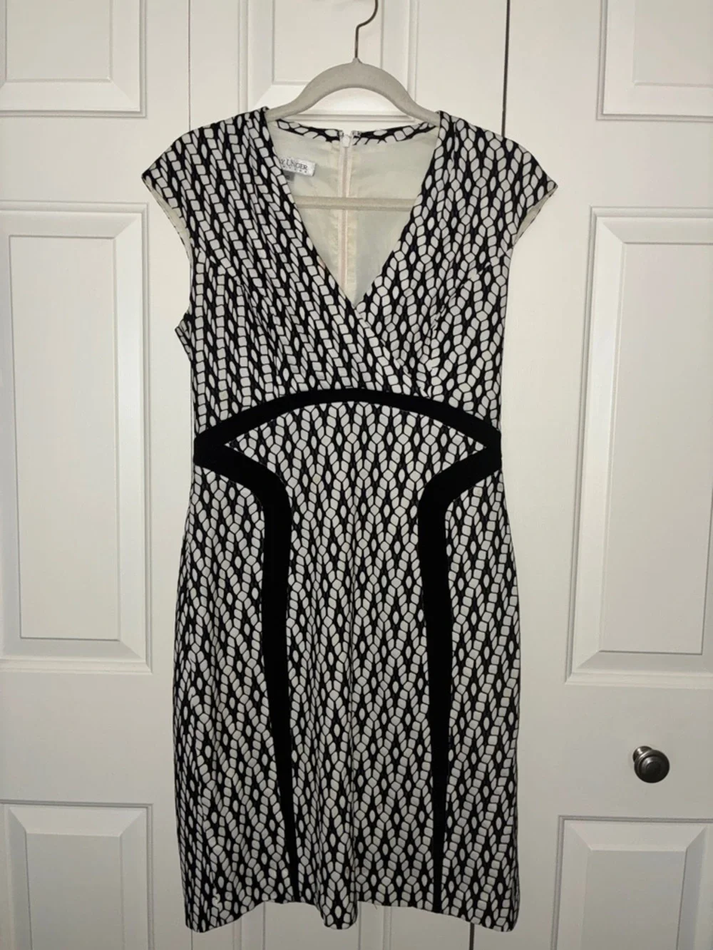 Kay Unger Elegant Black‎ and White Patterned Dress Sz 10 like new